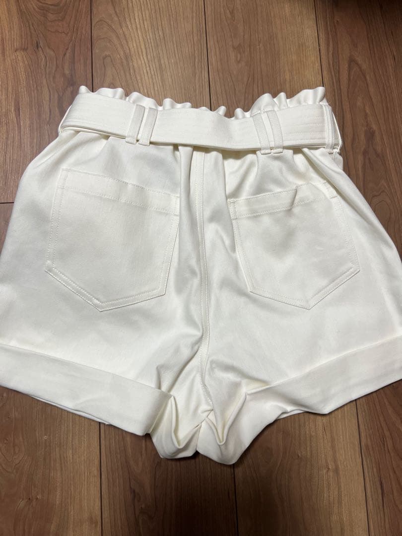 sheller シェリエ　新品未使用　ベルト付きホワイトショートパンツ M