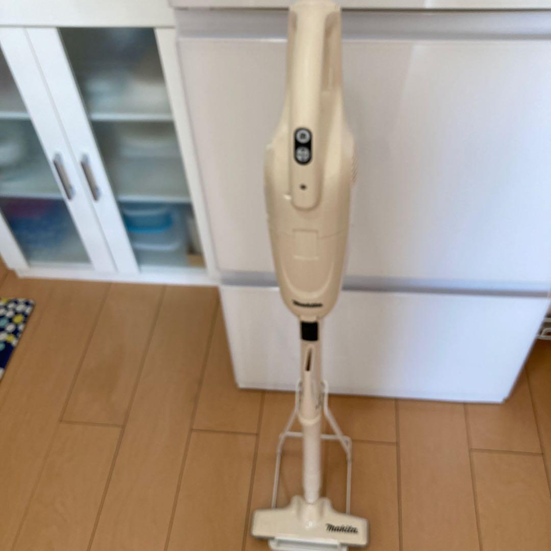マキタ コードレスクリーナー 紙パック充電機内蔵CL115FDWI スタンド付き