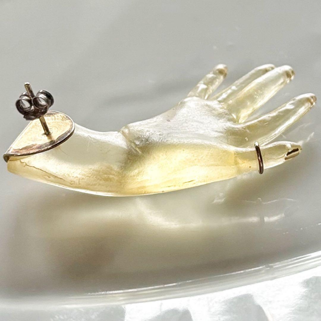 ベアトリスパラシオス　クリア樹脂手の形 ピアス(片耳用)