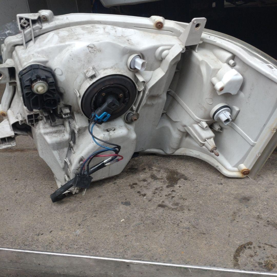 ハイエース4型　社外LEDヘッドライト 左右セット