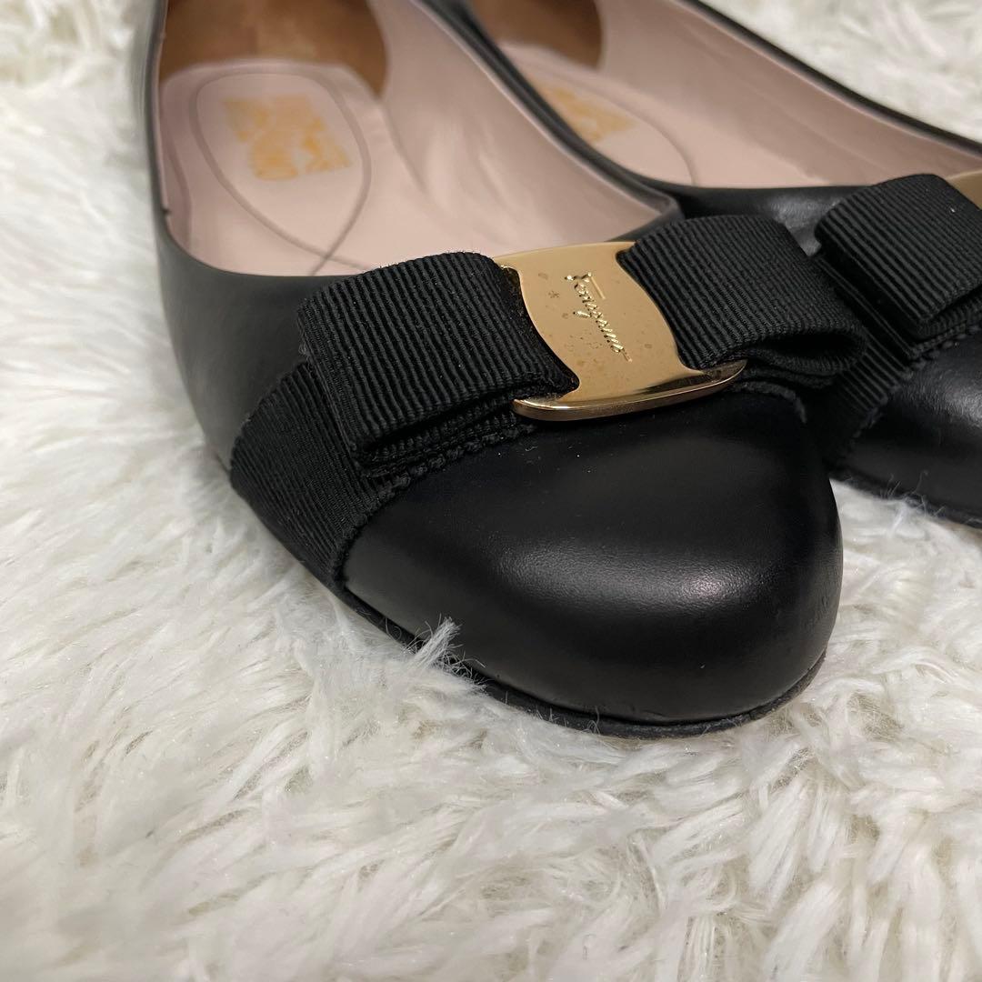 美品　フェラガモ　ヴァラリボン　フラット　パンプス　レザー　黒　金