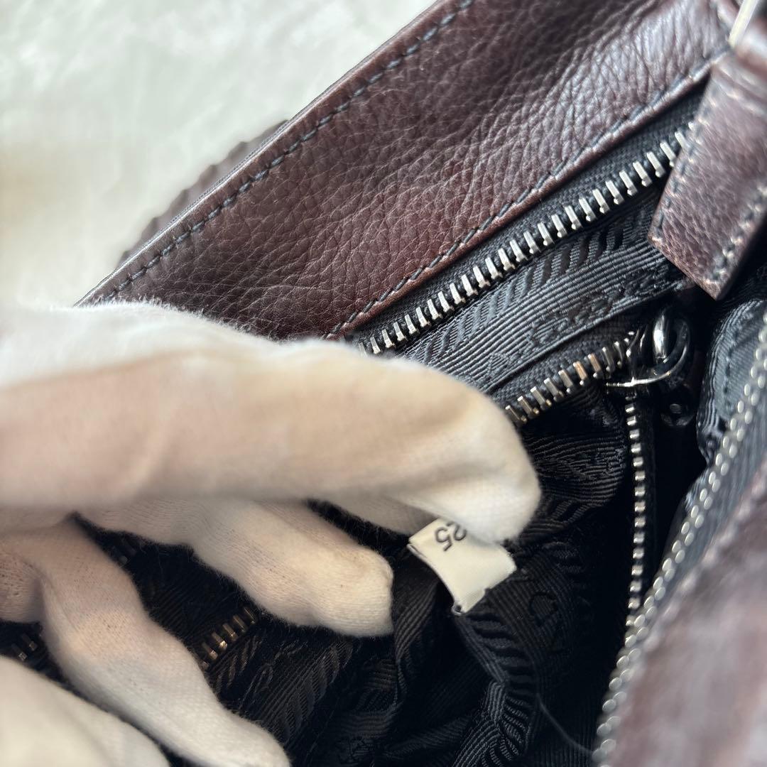 プラダ ショルダーバッグ メッセンジャーバッグ　大容量エンボスロゴ 鞄