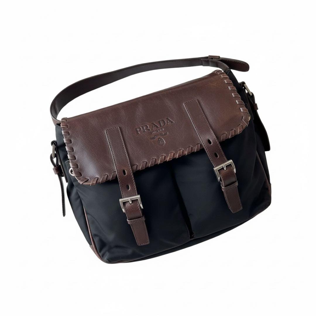 プラダ ショルダーバッグ メッセンジャーバッグ　大容量エンボスロゴ 鞄