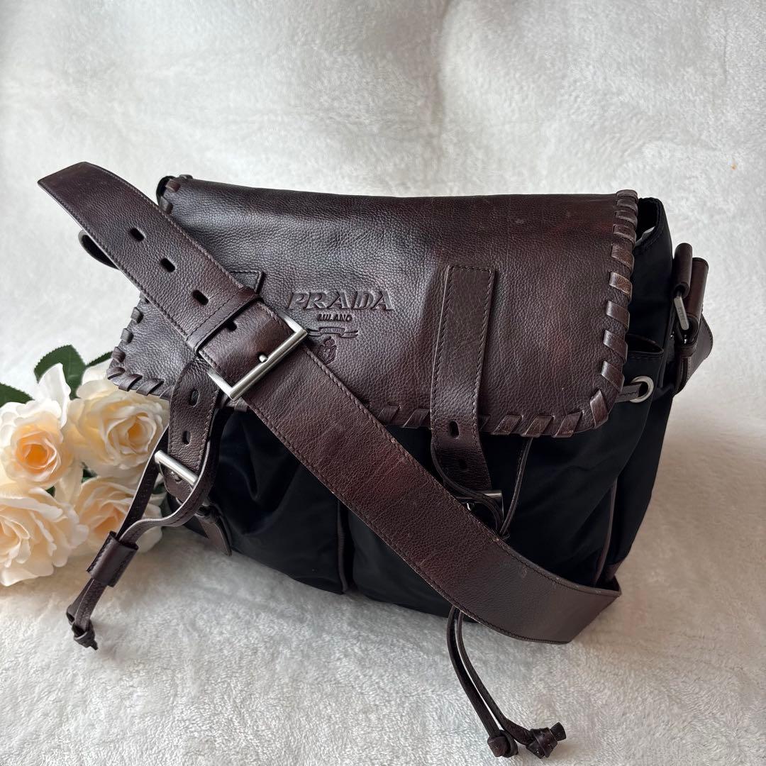 プラダ ショルダーバッグ メッセンジャーバッグ　大容量エンボスロゴ 鞄