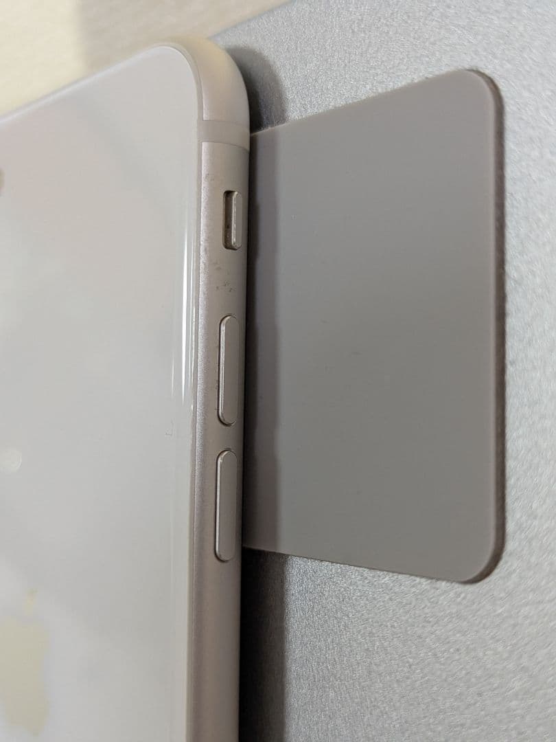 iPhone SE 第3世代 128GB スターライト SIMフリー 82%