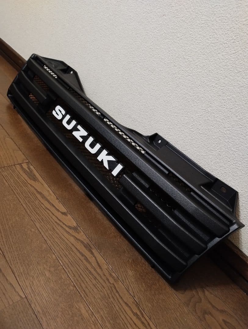 スズキジムニーJB23純正フロントグリル改 + チッピング活字体エンブレム