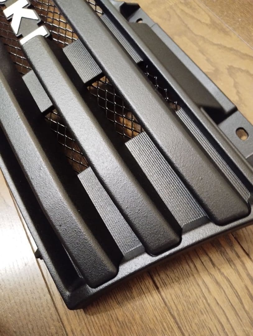 スズキジムニーJB23純正フロントグリル改 + チッピング活字体エンブレム