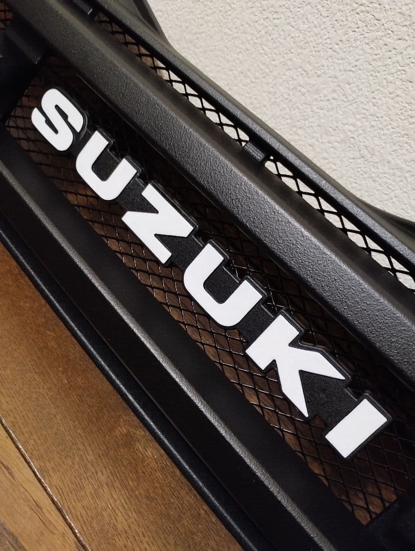 スズキジムニーJB23純正フロントグリル改 + チッピング活字体エンブレム