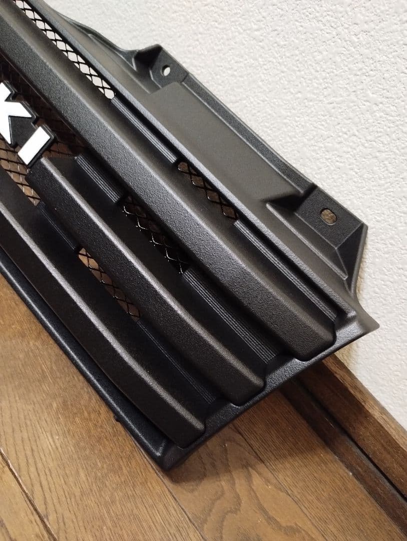 スズキジムニーJB23純正フロントグリル改 + チッピング活字体エンブレム