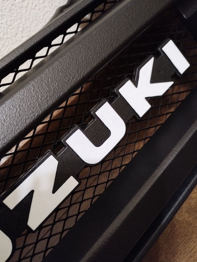 スズキジムニーJB23純正フロントグリル改 + チッピング活字体エンブレム