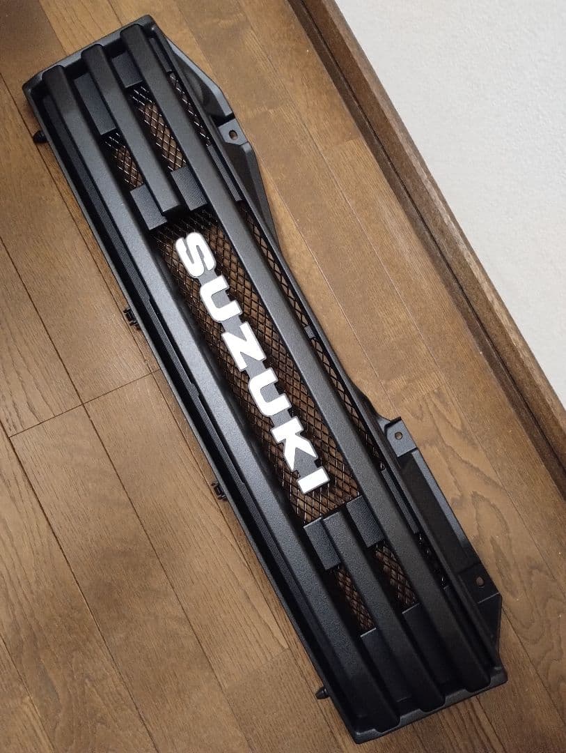 スズキジムニーJB23純正フロントグリル改 + チッピング活字体エンブレム