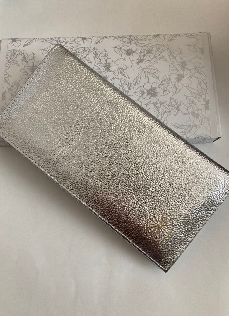 本日のみ‼️限定価格‼️皇居　長財布　シルバー　本革　菊の御紋 財布