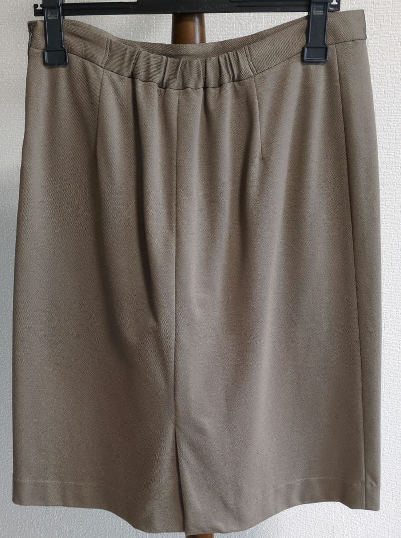 グリーンレーベルリラクシング　ベージュスカートスーツ
