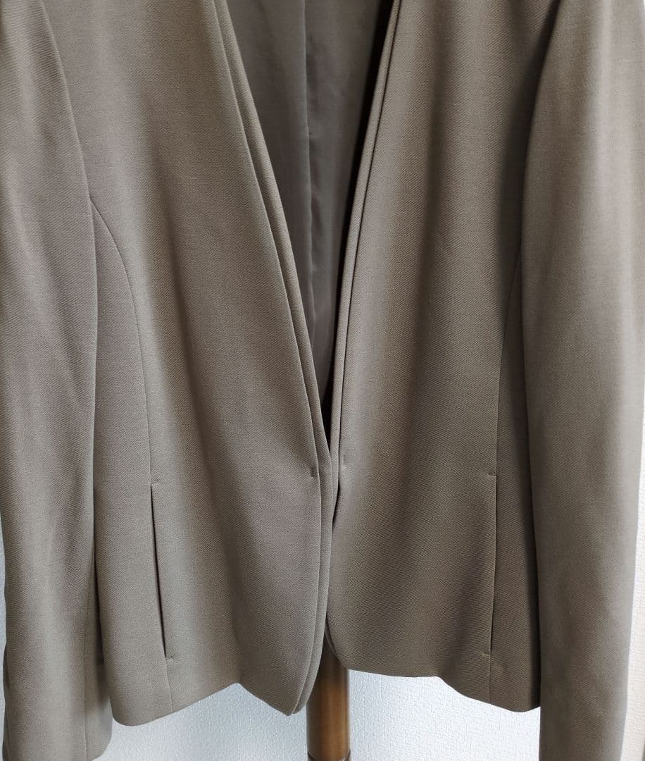 グリーンレーベルリラクシング　ベージュスカートスーツ