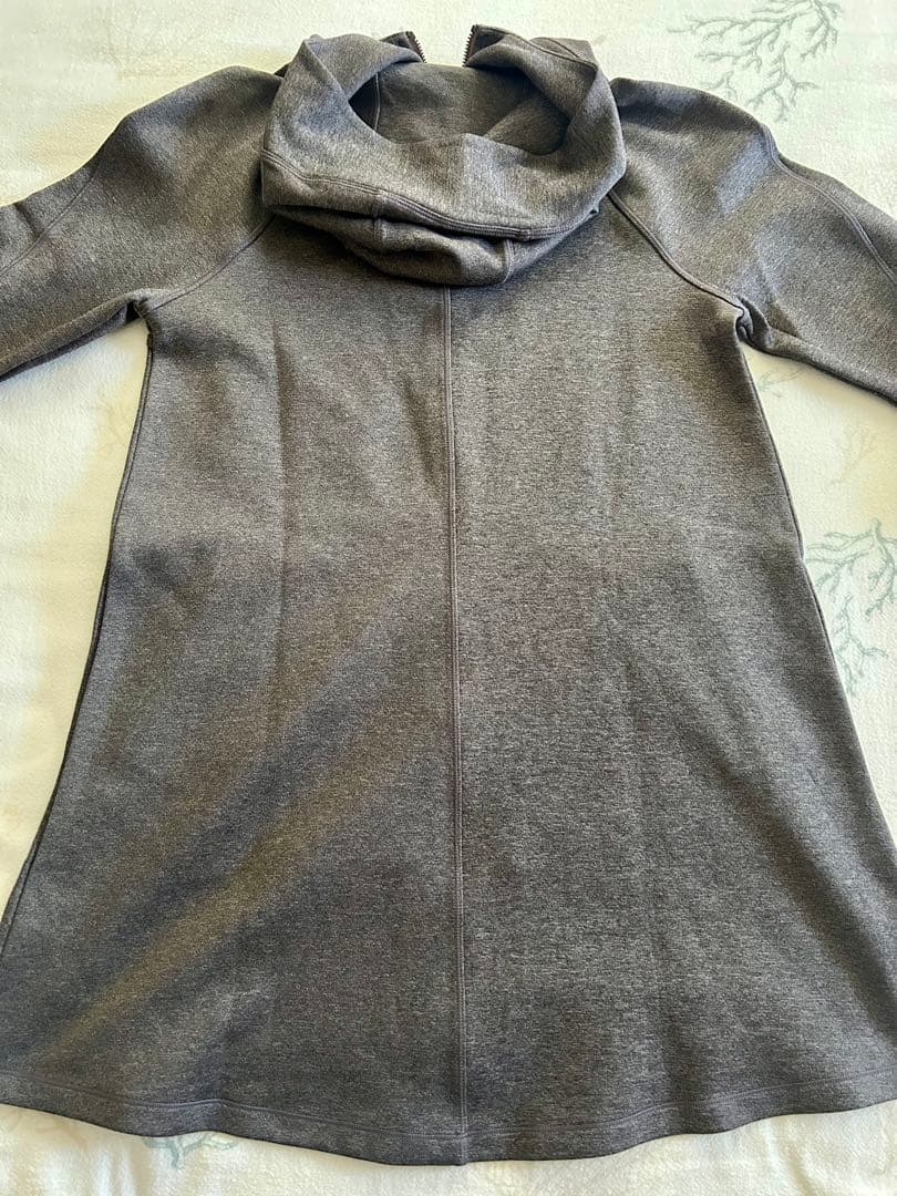 【イージーヨガ】フード付きグレーMサイズヨガウェア未使用に近い