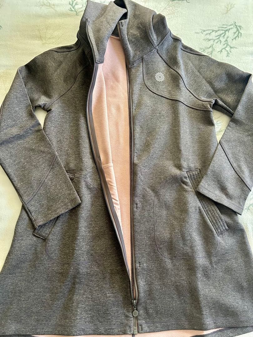 【イージーヨガ】フード付きグレーMサイズヨガウェア未使用に近い