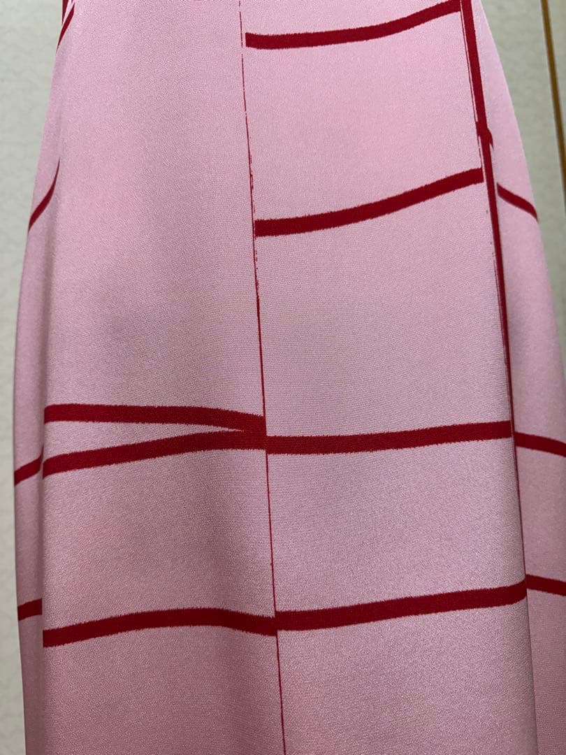 お買い上げ　　　アクリス　ノースリーブワンピース ピンク生地に赤とベーsilk