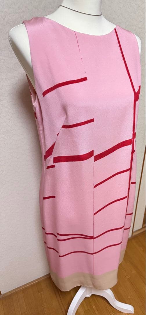 お買い上げ　　　アクリス　ノースリーブワンピース ピンク生地に赤とベーsilk