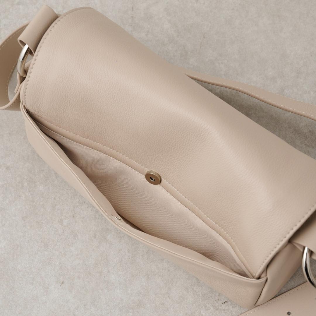 ♪連休off♪【新品タグ付】ビアズリー レザー ボディバッグ ベージュ