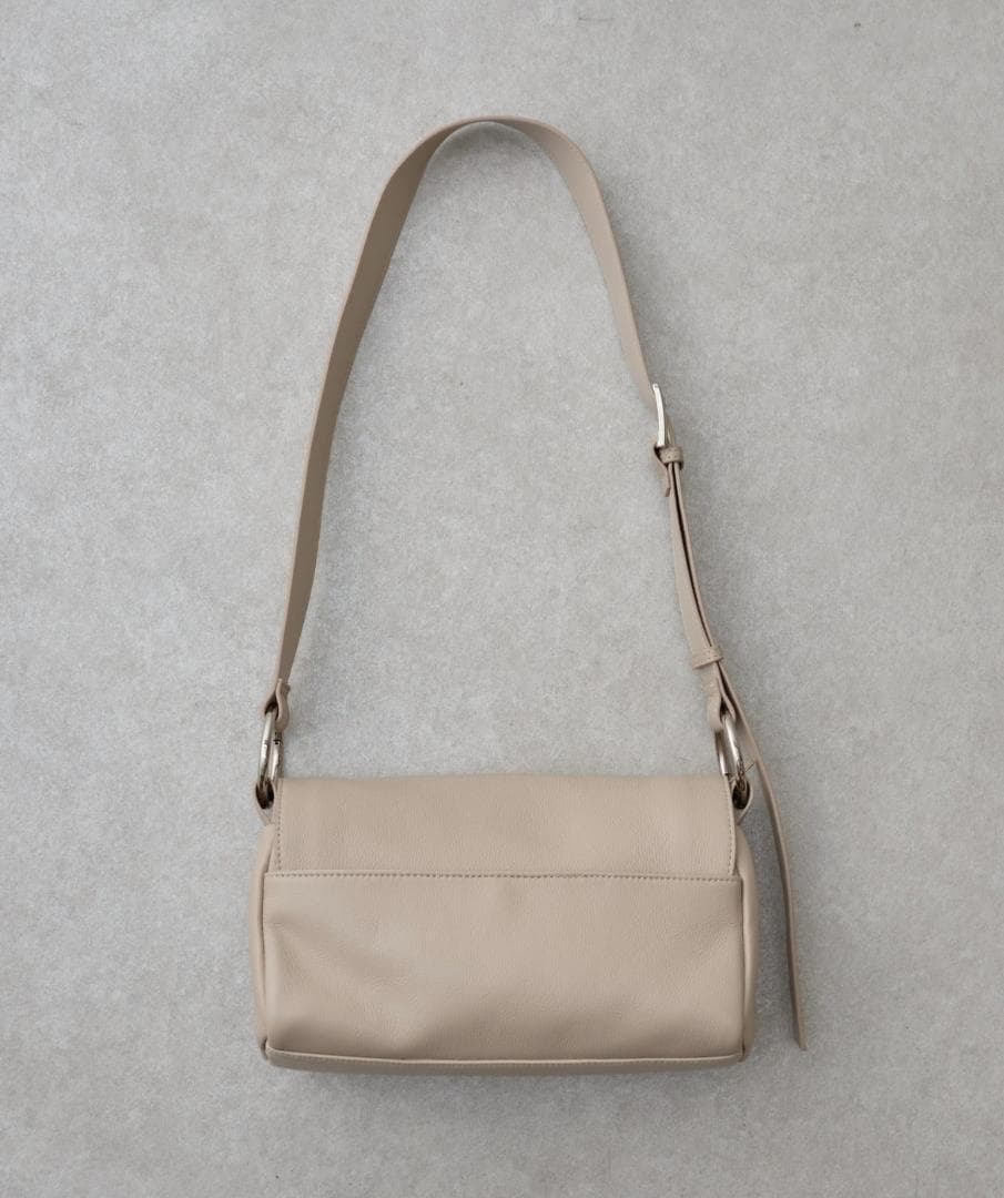 ♪連休off♪【新品タグ付】ビアズリー レザー ボディバッグ ベージュ