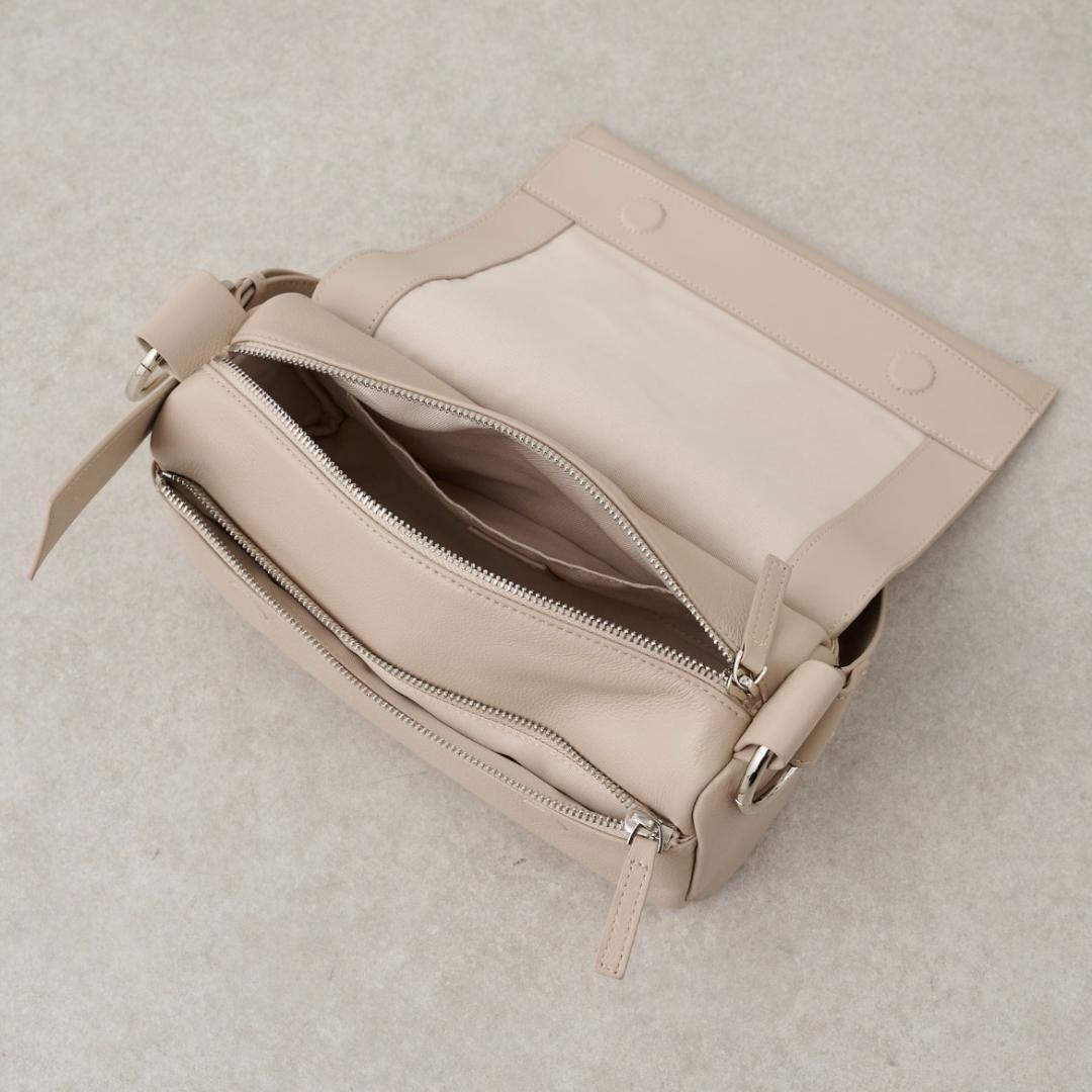 ♪連休off♪【新品タグ付】ビアズリー レザー ボディバッグ ベージュ