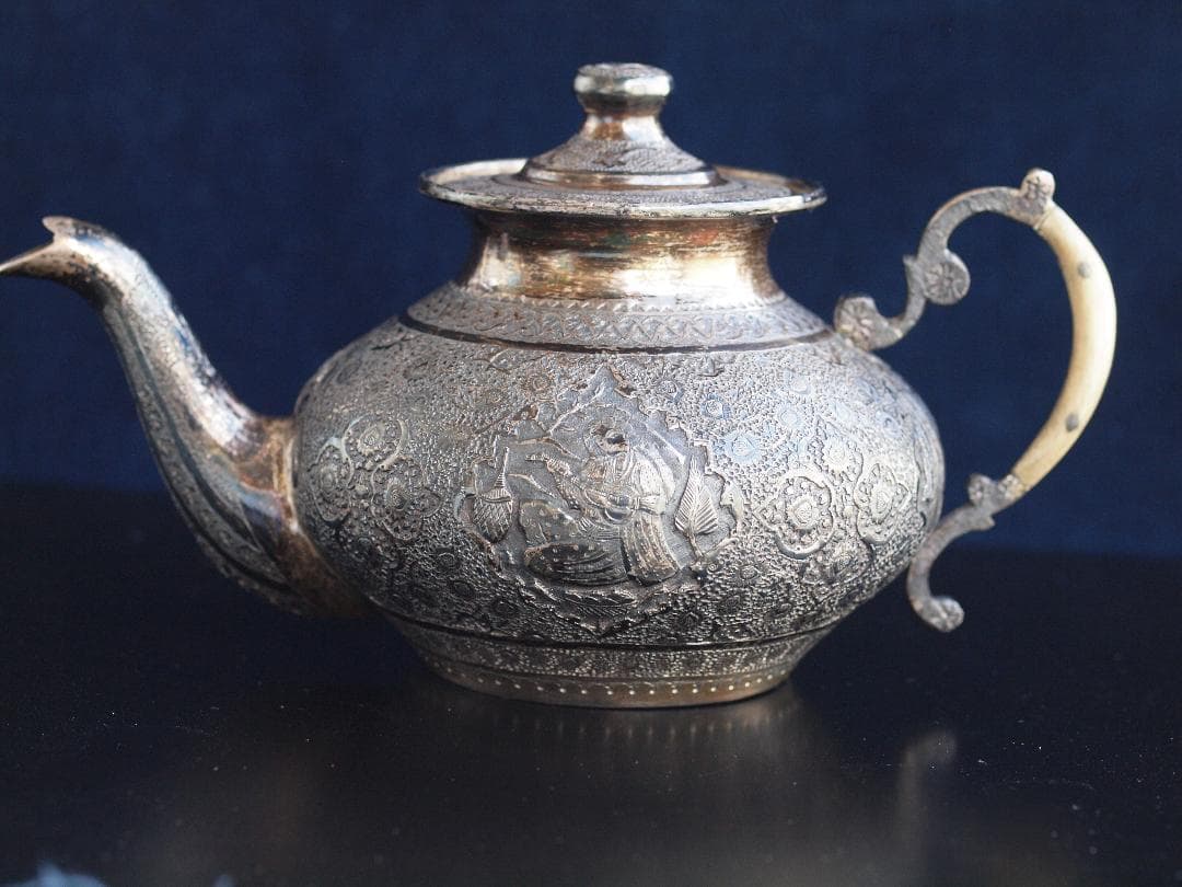 1970年央制作、イラン伝統彫金細工が楽器を奏でる人や花を刻む銀製ティーポット