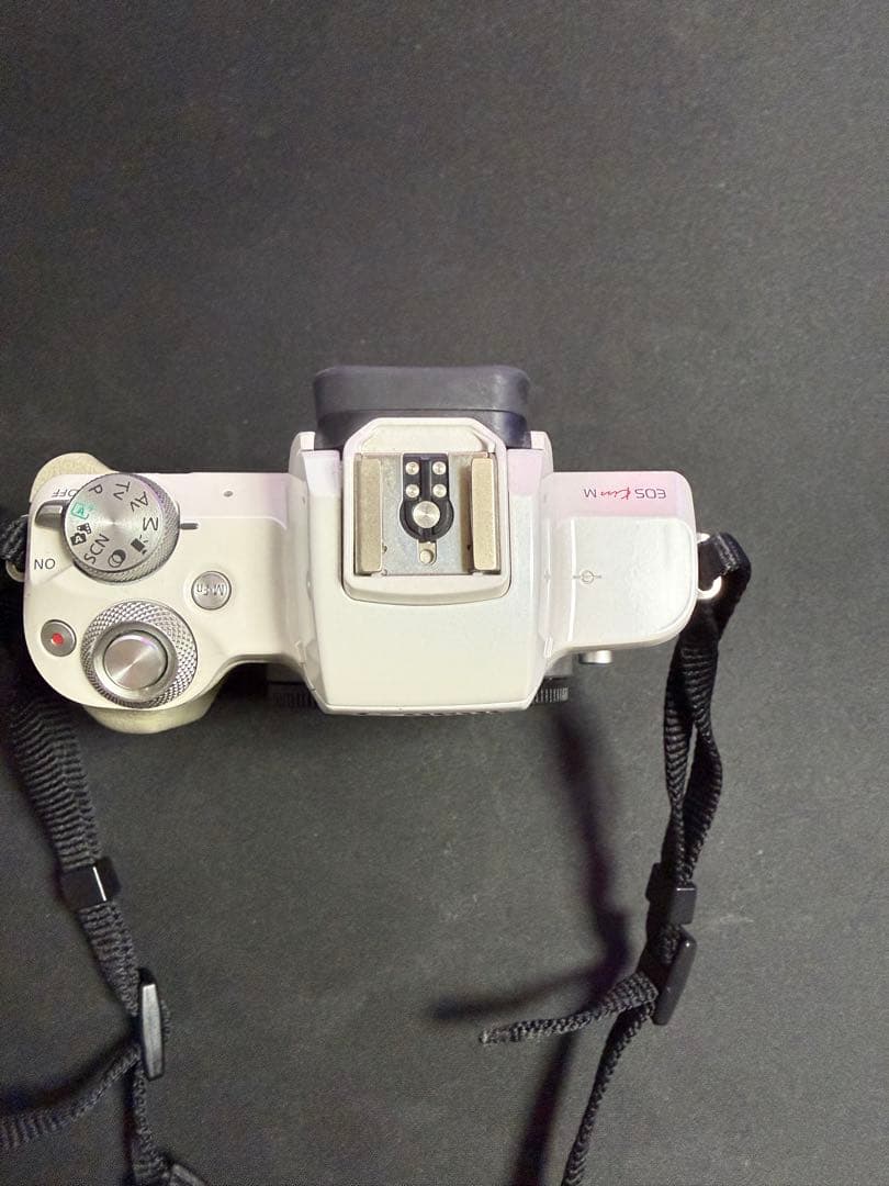 Canon EOS Kiss M ダブルズームキット（ホワイト）