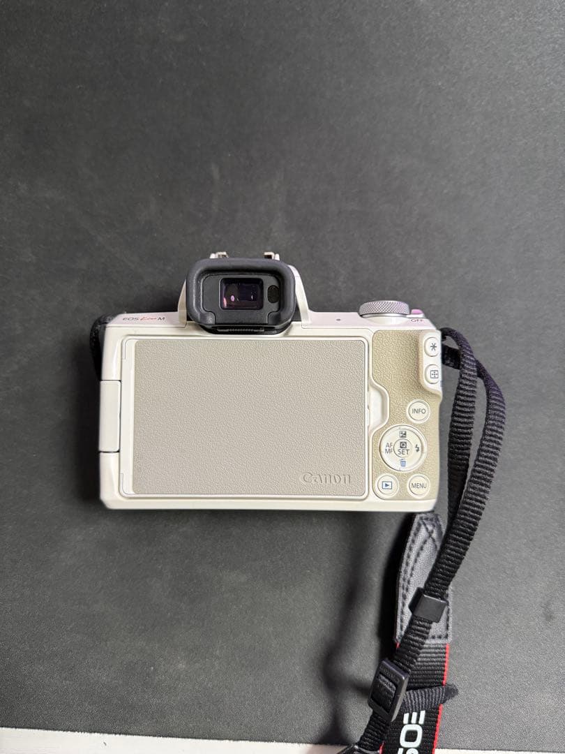 Canon EOS Kiss M ダブルズームキット（ホワイト）