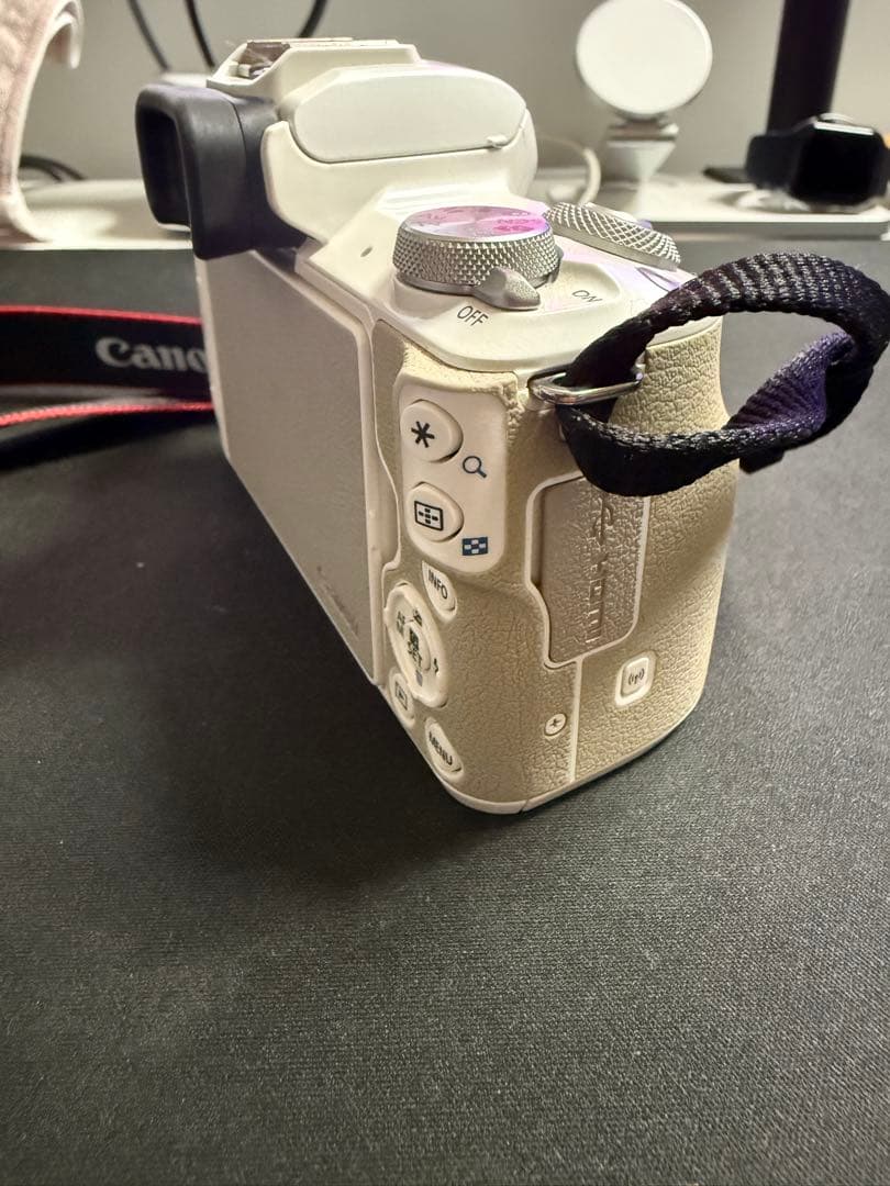 Canon EOS Kiss M ダブルズームキット（ホワイト）