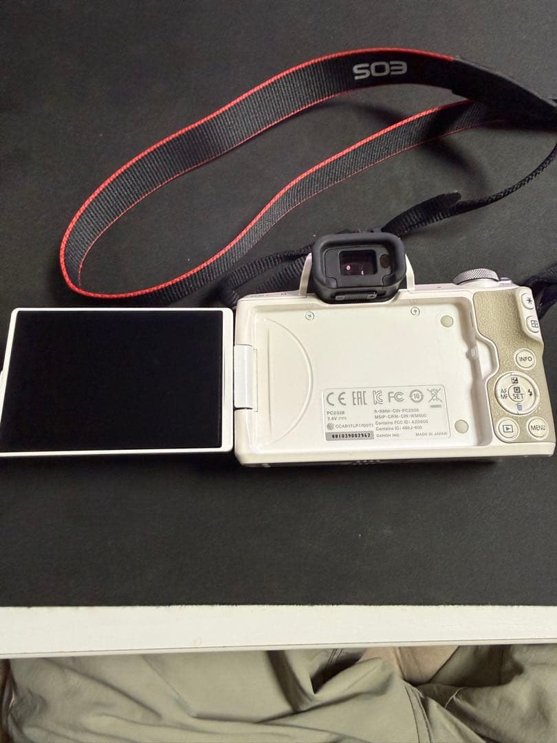 Canon EOS Kiss M ダブルズームキット（ホワイト）