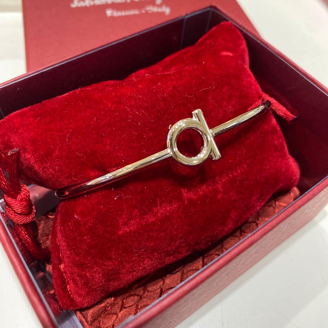 【新品未使用】フェラガモ ガンチーニ　シルバーバングル