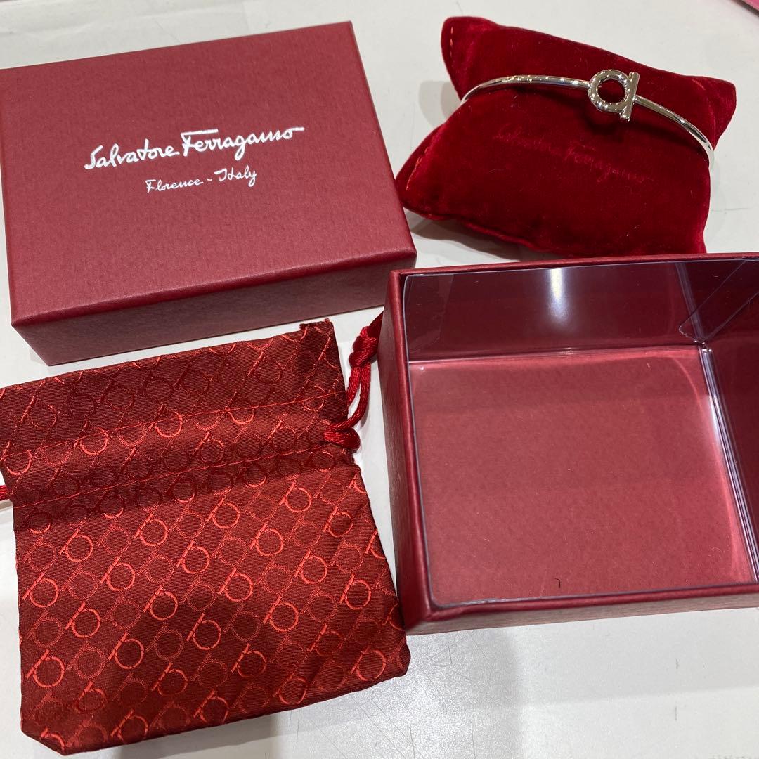 【新品未使用】フェラガモ ガンチーニ　シルバーバングル