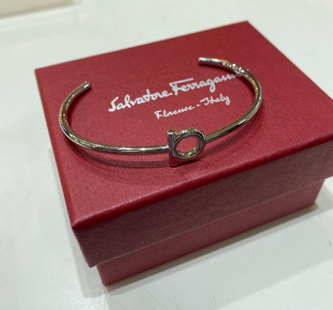 【新品未使用】フェラガモ ガンチーニ　シルバーバングル