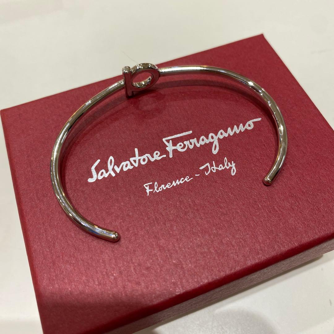 【新品未使用】フェラガモ ガンチーニ　シルバーバングル
