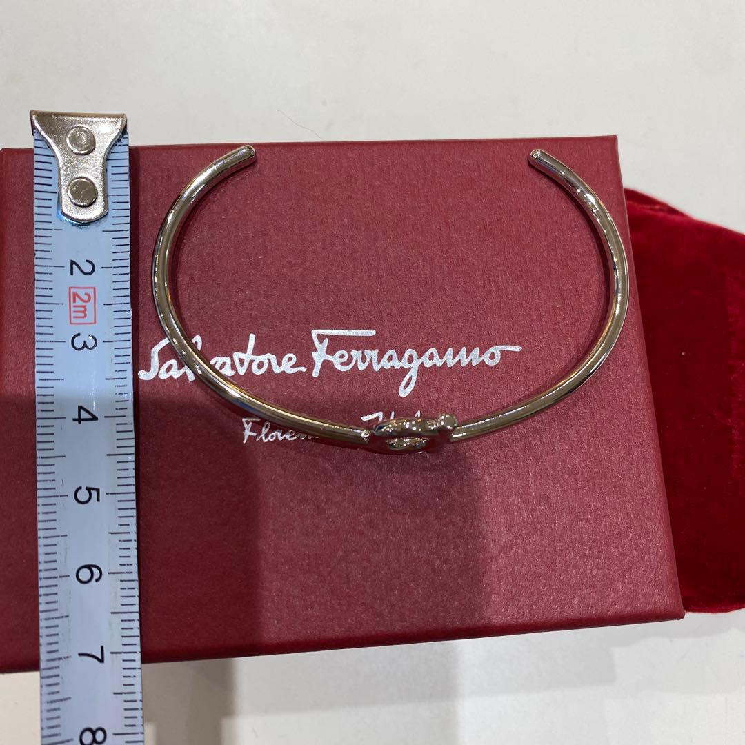 【新品未使用】フェラガモ ガンチーニ　シルバーバングル
