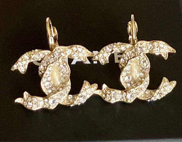 シャネル❤️2018xmas限定❤️3Dリボンロゴ❤️揺れるピアス