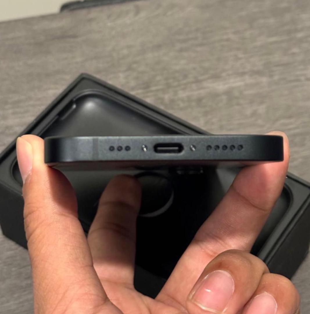 未使用に近い　iPhone 16e｜送料無料｜SIMフリー バッテリー100％