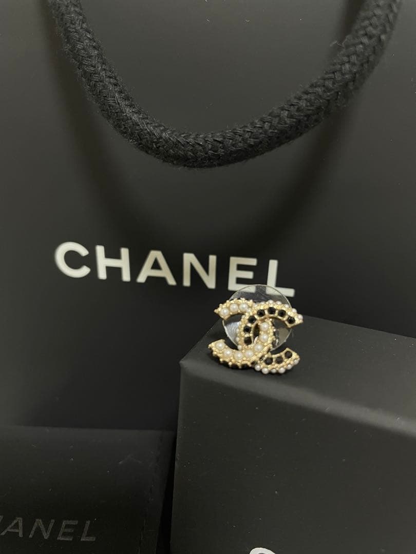 【美品】CHANEL正規品！CCロゴ ピアス(片耳)フランス製 ブラック✖️パール
