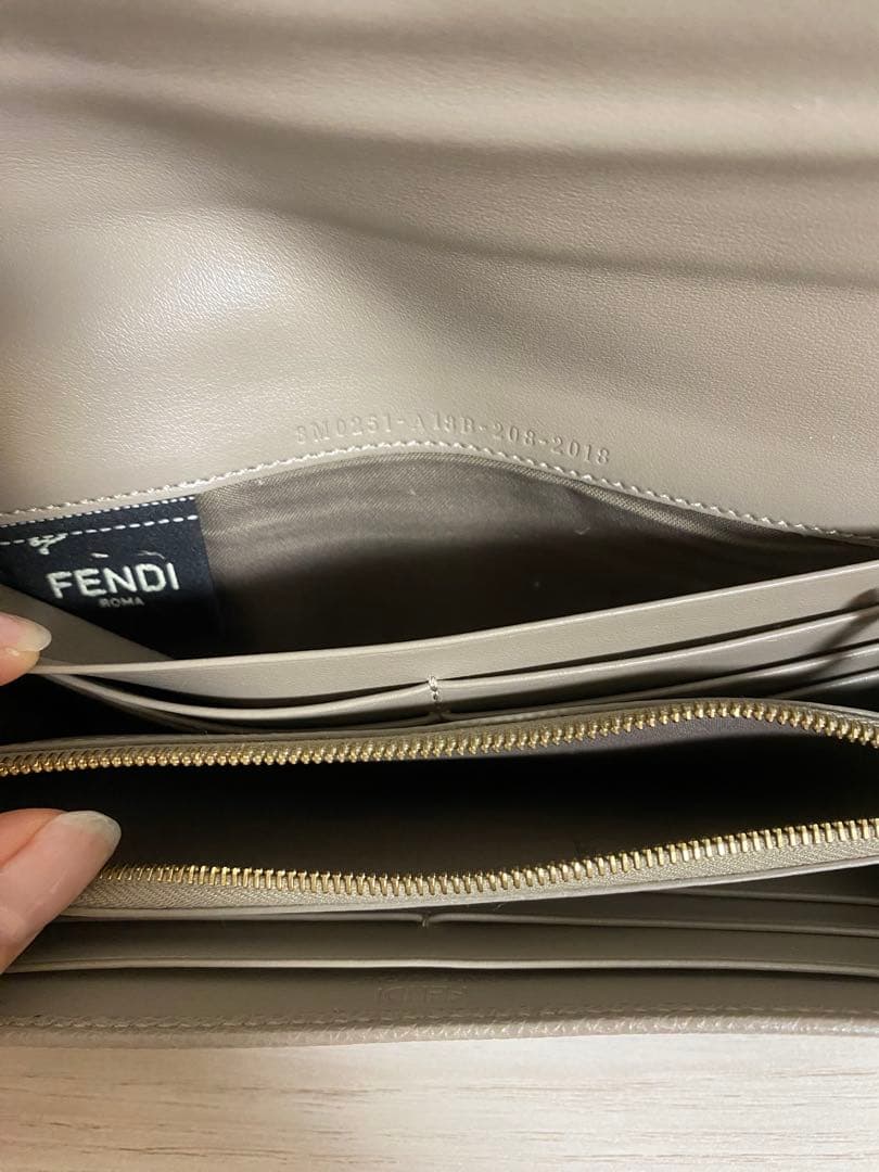 【美品】FENDI エフ イズ フェンディ レザー 二つ折り長財布