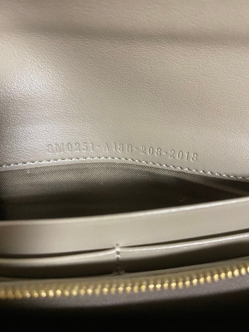 【美品】FENDI エフ イズ フェンディ レザー 二つ折り長財布