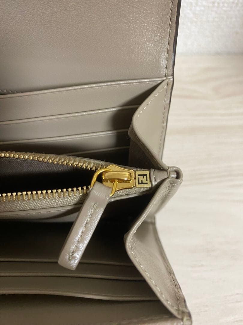 【美品】FENDI エフ イズ フェンディ レザー 二つ折り長財布
