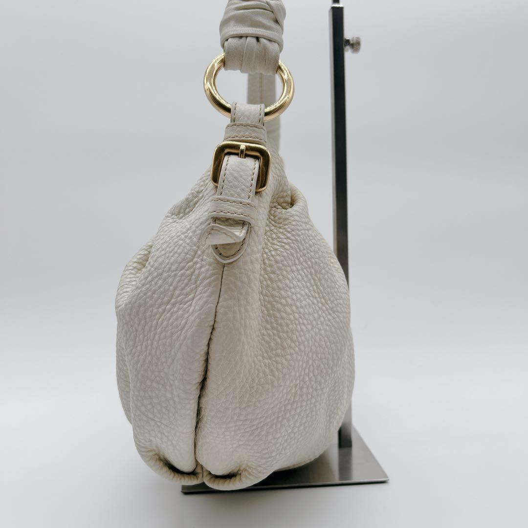 PRADA ワンハンドバッグ レザー ホワイト メタルロゴ ハーフムーン