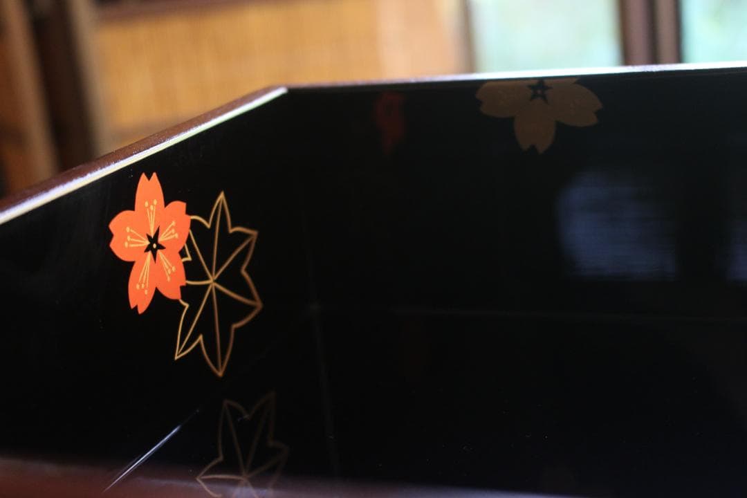 デッドストック！風情ある錆塗地に極上春秋蒔絵の映える輪島塗台付五段重（検重箱お重