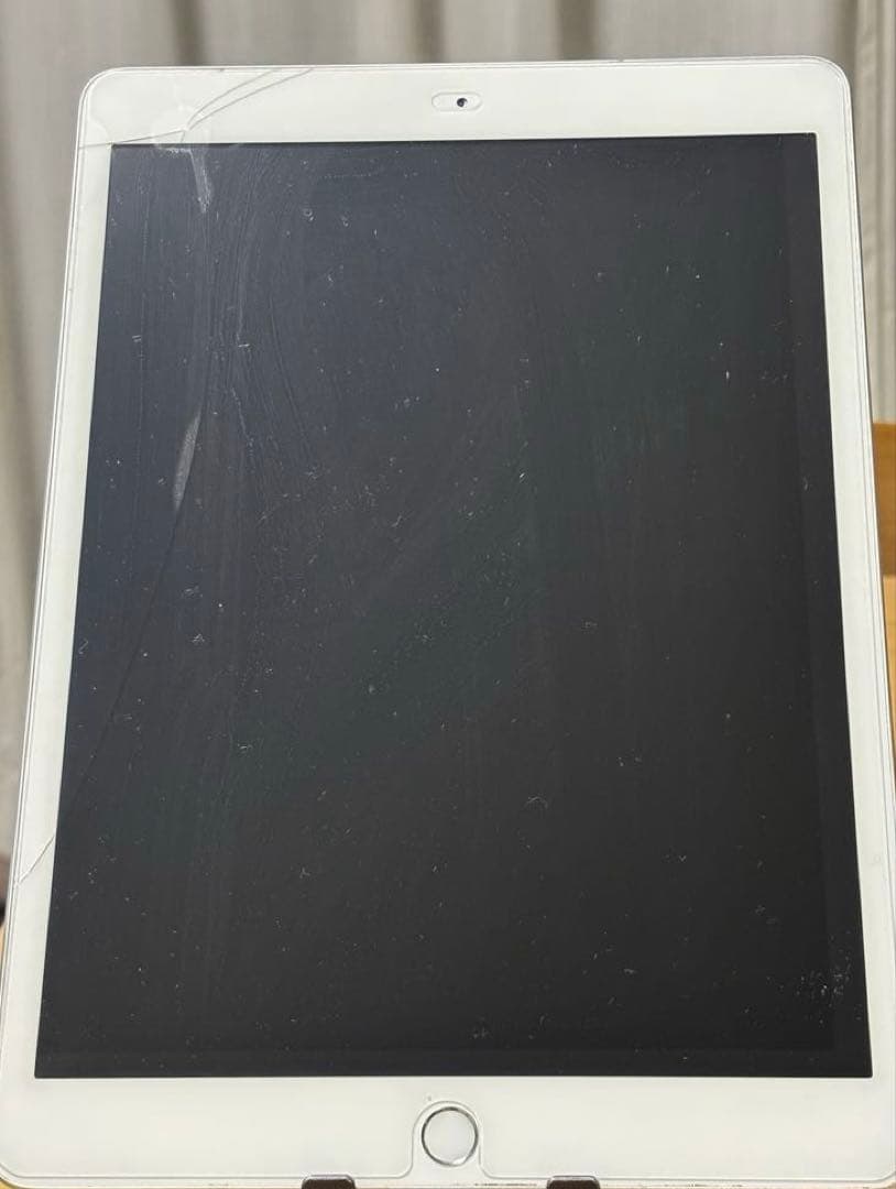 iPad (第8世代) 128GB Wi-Fi シルバー　A2270 画面割れ