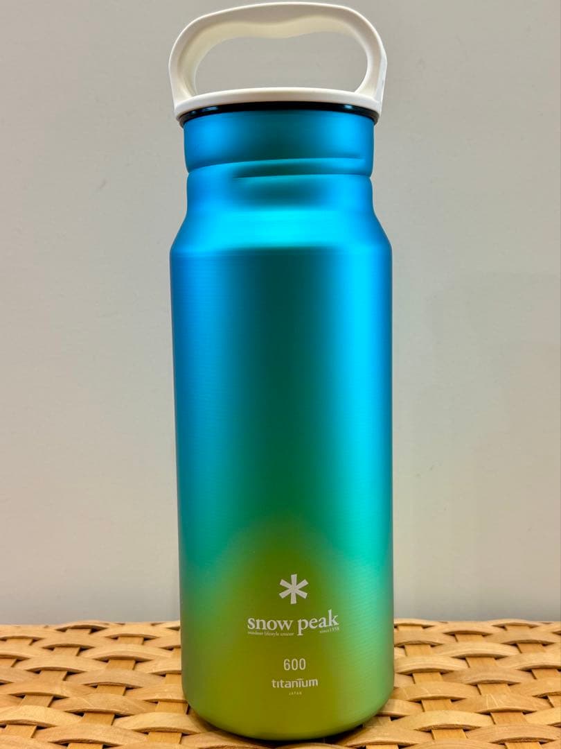 新品 未使用  peak チタン水筒 600ml オーロラボトル