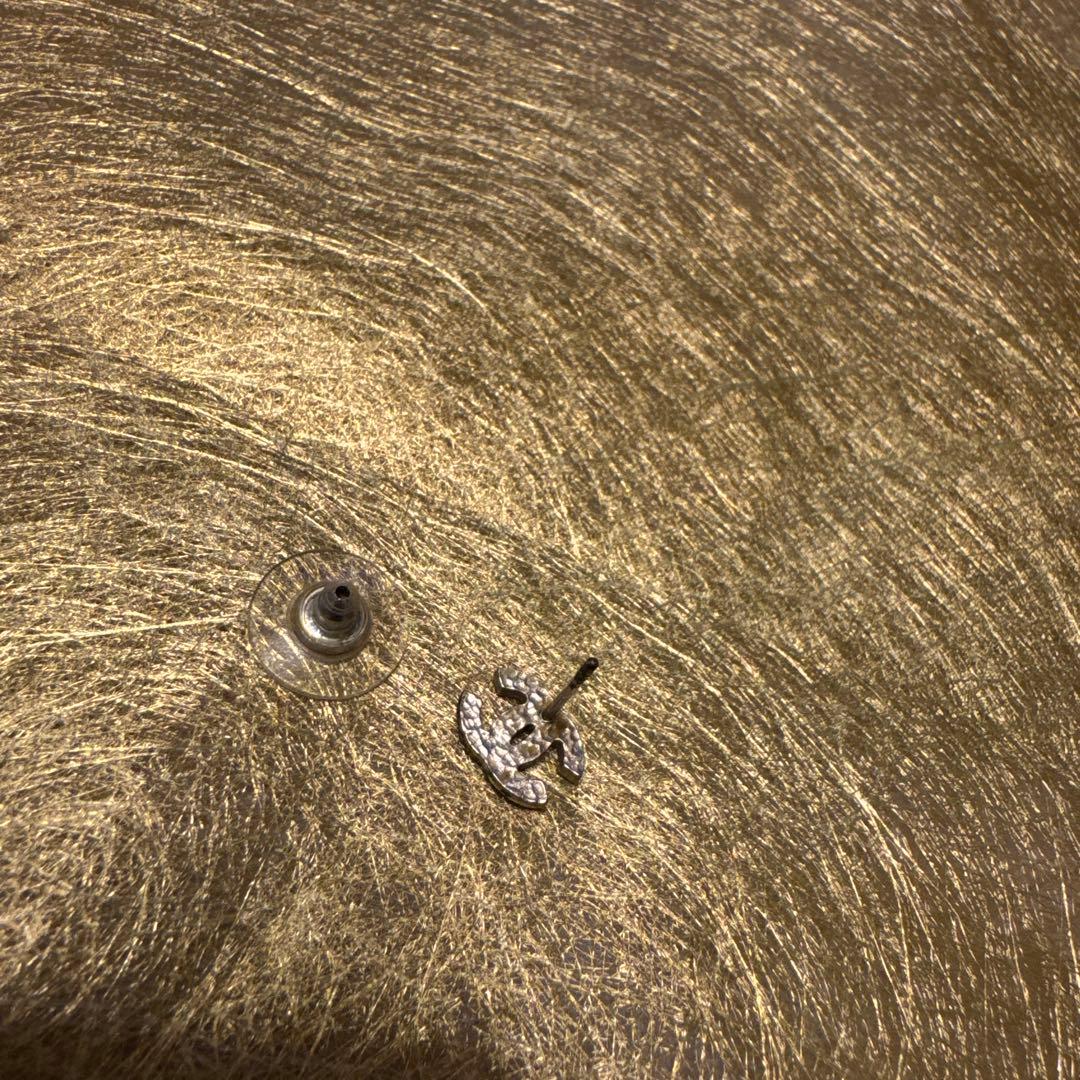 CHANEL シャネル　ロゴデザイン ストーン付きピアス(片耳用)