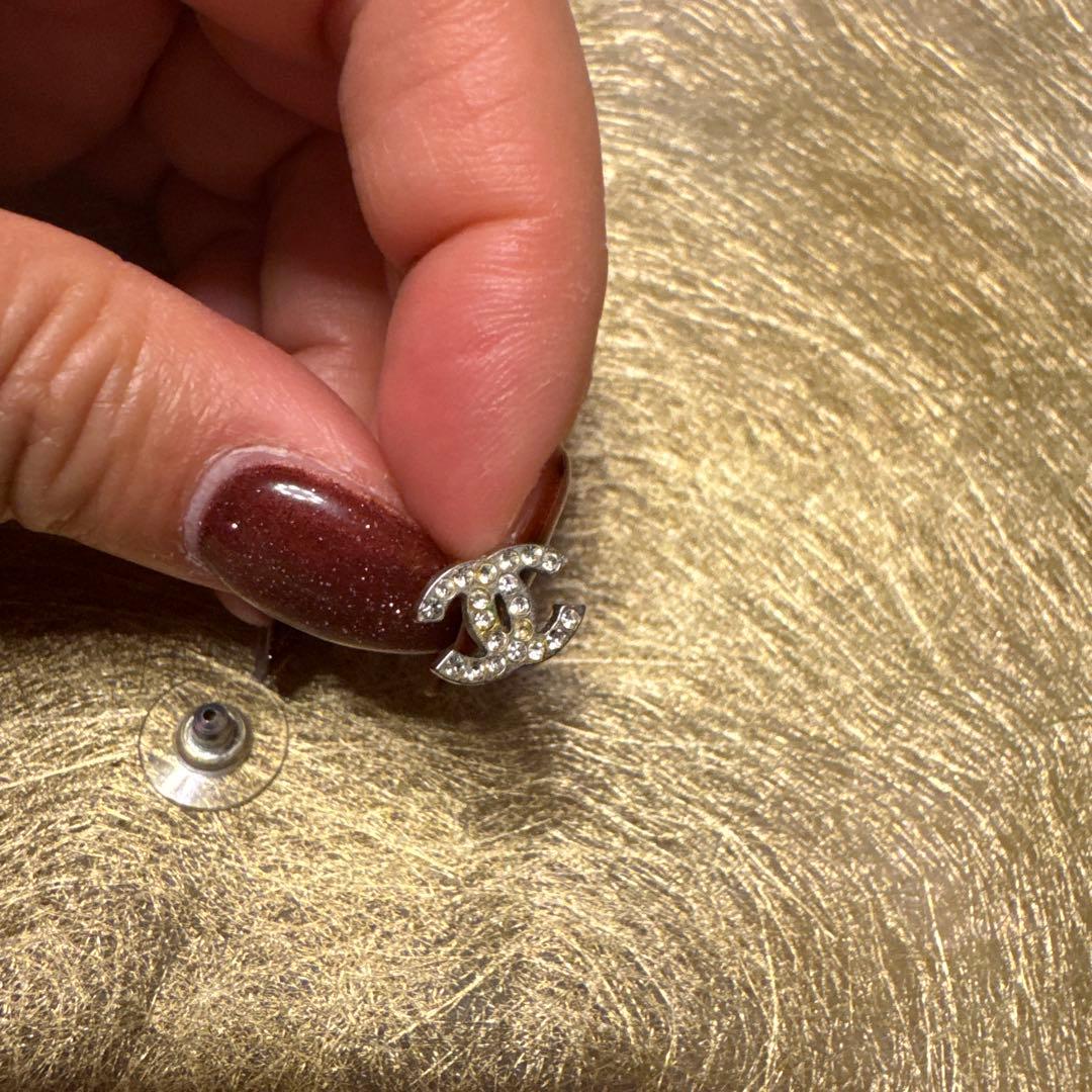CHANEL シャネル　ロゴデザイン ストーン付きピアス(片耳用)