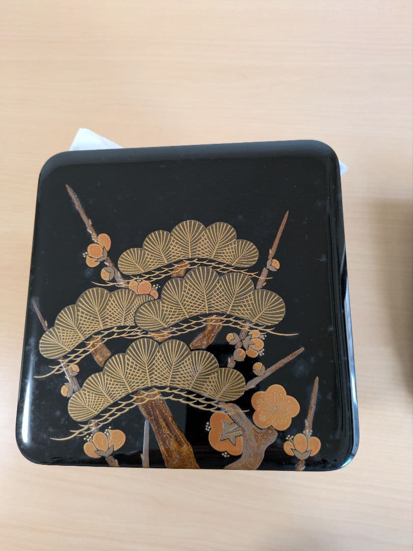 椿餅様用　輪島塗　高級漆器 中重箱 4段 黒地 金色 松 梅