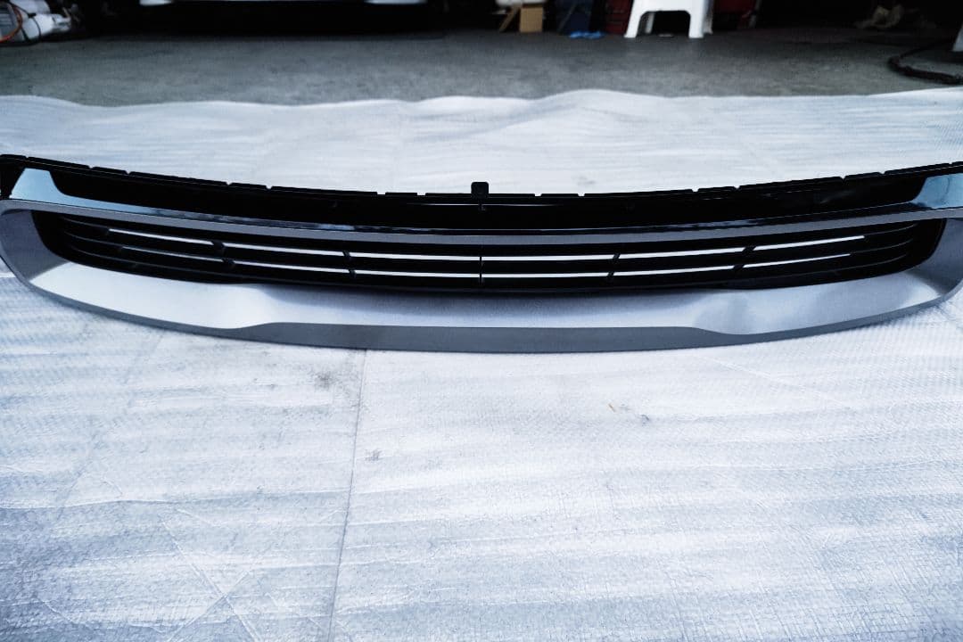 トヨタ純正 プリウス 60系Zグレードハイブリッド　フロントロアグリル