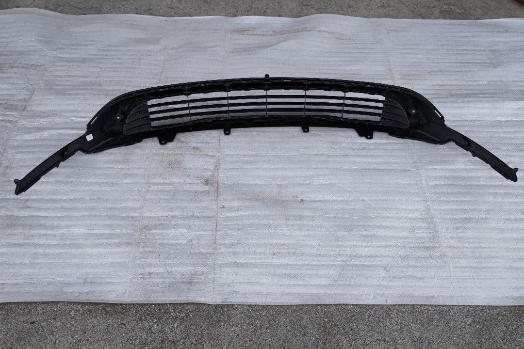 トヨタ純正 プリウス 60系Zグレードハイブリッド　フロントロアグリル